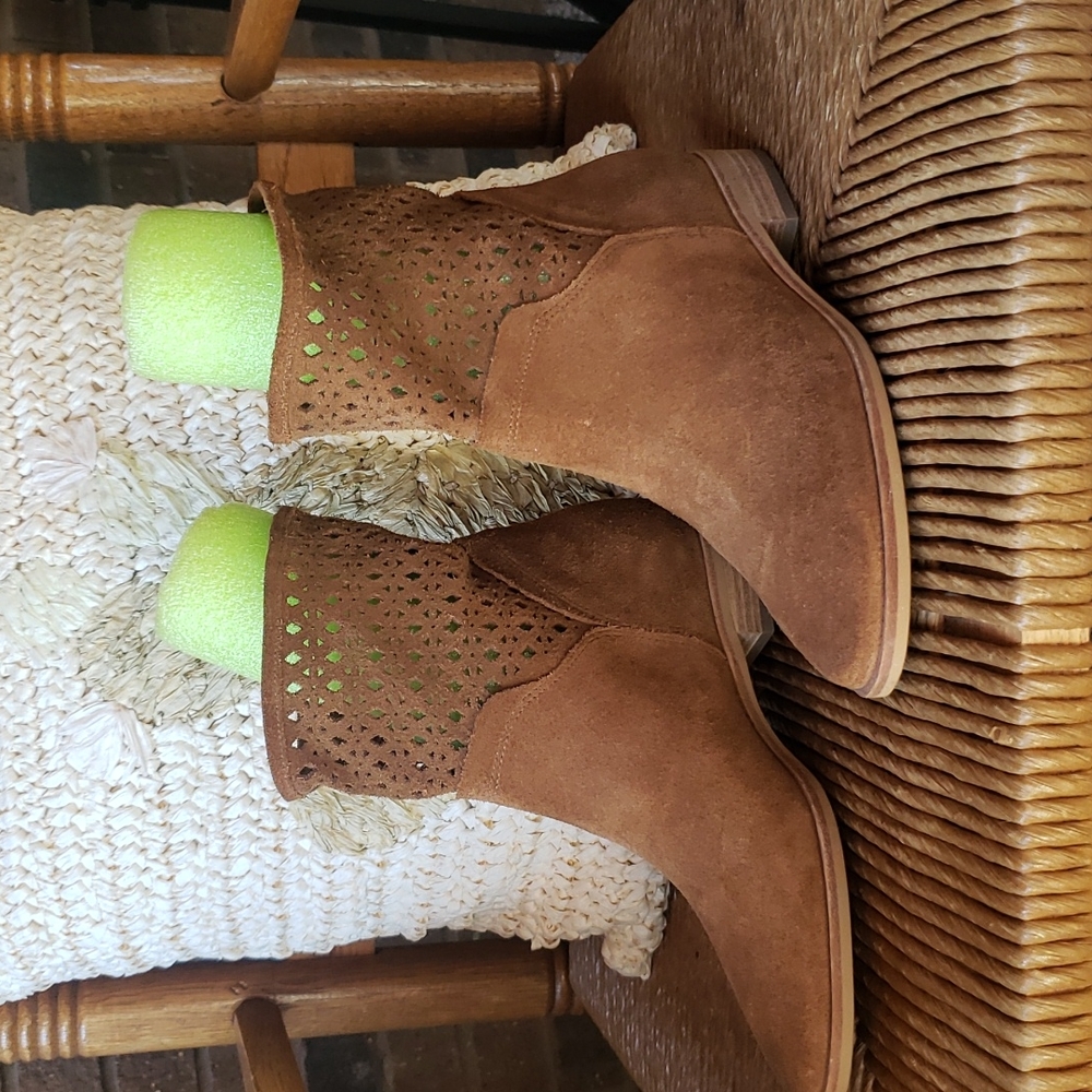 Michael Kors Sunny, suede cutout, ankle bootie, size 5